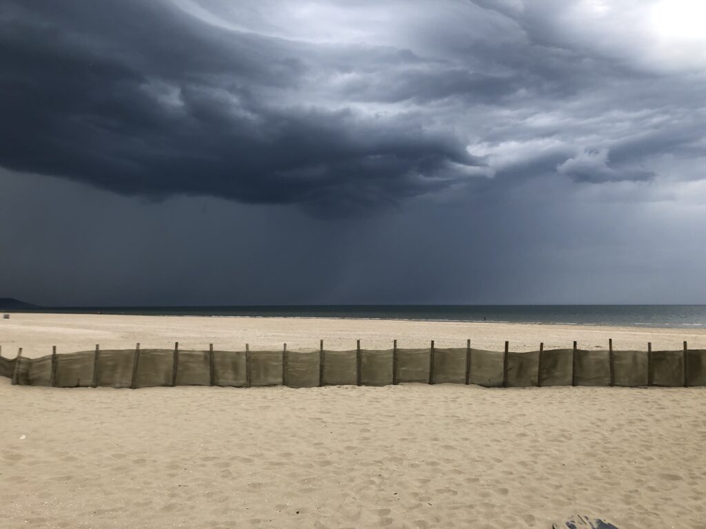 Orage menaçant la plage de Deauville