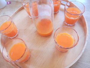 Ici, un jus vitaminé carotte citron gingembre