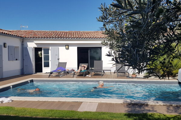 Ma Pause Détox sur l'ile de Ré, baignade dans la piscine de la villa à Rivedoux-Plage
