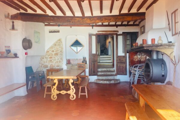 Salle à manger des gîtes du baous - séjours jeûne et randonnées sur la côte d'Azur avec Villasana