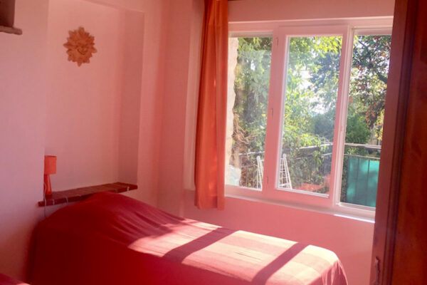 Une chambre du gite des baous- séjours jeûne et randonnées villasana sur la Côte d'azur