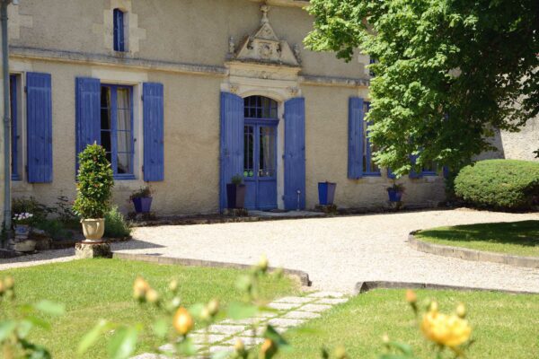 Luxe calme façade maison en pierre - cure detox végétale cure de jeûne et randonnée Aquitaine entre Bordeaux et Royan Origine Soleil