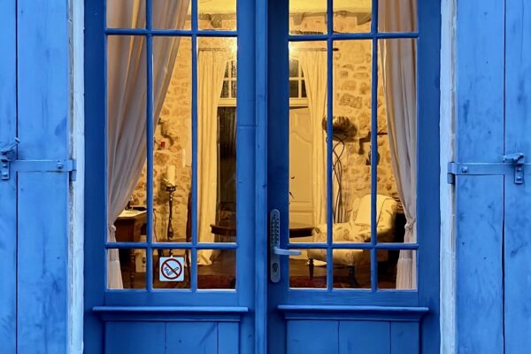 Luxe calme façade maison en pierre - porte d'entrée - cure detox végétale cure de jeûne et randonnée Aquitaine entre Bordeaux et Royan Origine Soleil