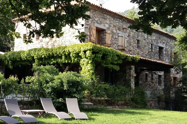 A Muvrella, une grosse maison en pierres, nichées au sein du Ghjunsani, micro-région peu connue de Balagne en Haute-Corse. Exposée au Sud, face au Monte-Padru, 2400 mètres d'haltitude.