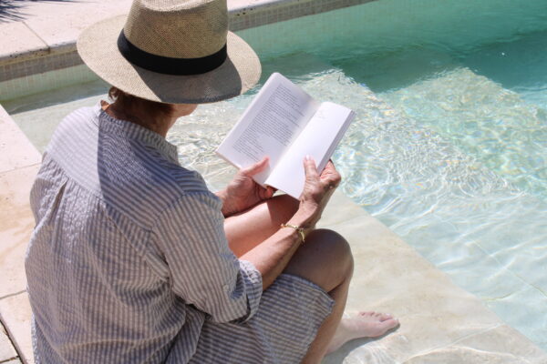 Lecture au bord de la piscine chez Bien Dans Mon Jeûne à Uzès