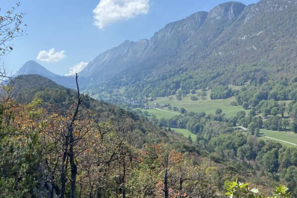 Entrevernes logé au creux de sa vallée surplombant le lac