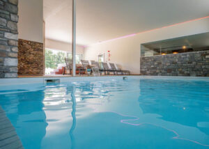 Piscine intérieure en Ardenne (Belgique), espace détente des séjours de La voie du jeûne
