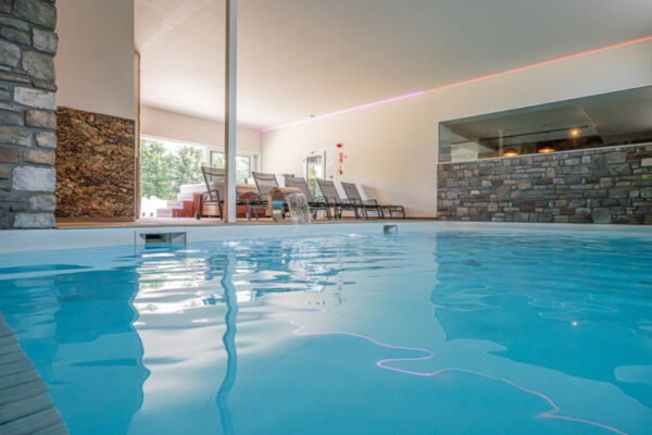 Piscine intérieure en Ardenne (Belgique), espace détente des séjours de La voie du jeûne
