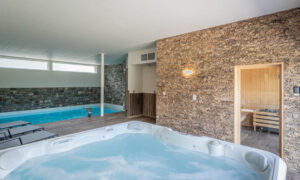 Jacuzzi avec vue sur piscine et sauna en Ardenne, espace détente avec La voie du jeûne