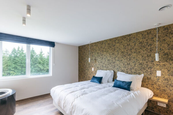 Chambre papier doré en Ardenne pour séjour de jeûne et randonnée avec La voie du jeûne