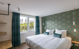 Chambre verte en Ardenne pour séjour de jeûne et randonnée avec La voie du jeûne