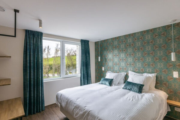 Chambre verte en Ardenne pour séjour de jeûne et randonnée avec La voie du jeûne