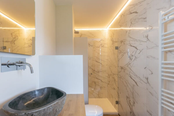 Salle de bains individuelle pour accompagner votre séjour avec La voie du jeûne en Ardenne.