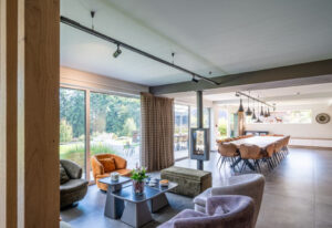 Table de salle à manger en Ardenne pour séjour jeûne et randonnée avec La voie du jeûne