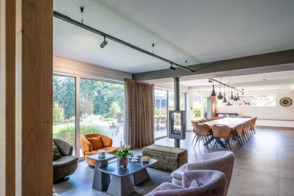 Table de salle à manger en Ardenne pour séjour jeûne et randonnée avec La voie du jeûne