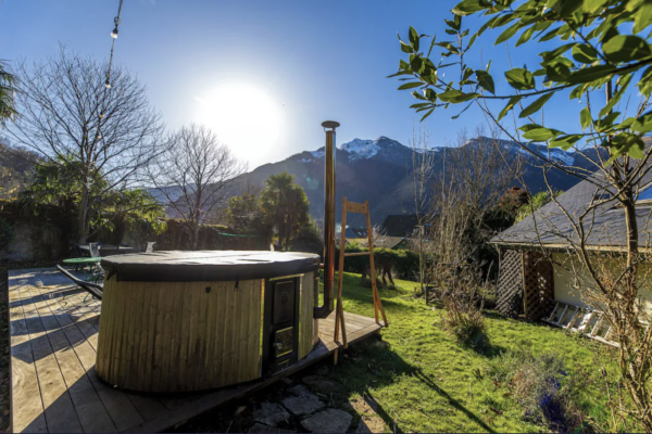 Séjours de jeûne et randonnée en vallée d'ossau dans les pyrénées, bain à remous, jacuzzi