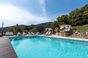 Piscine à débordement dans les collines à La Perle des Albères, demeure d'exception à Argelès-sur-Mer