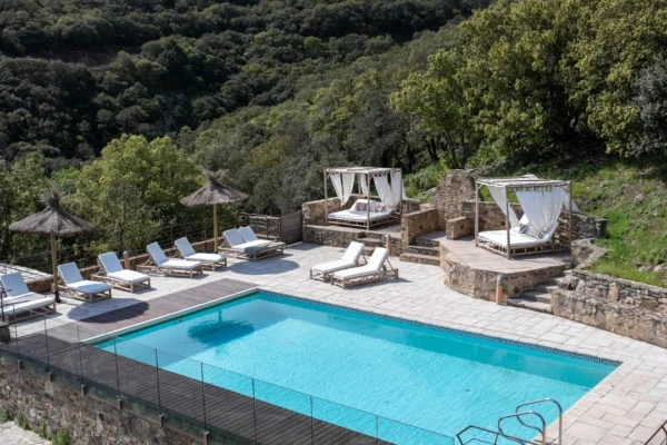 Piscine avec transats et paillotes à La Perle des Albères, demeure d'exception à Argelès-sur-Mer