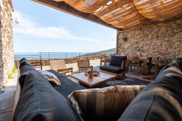 Terrasse couverte avec salon détente et vue montagne à La Perle des Albères, demeure d'exception à Argelès-sur-Mer