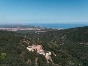 Vue aérienne de La Perle des Albères, demeure d'exception à Argelès-sur-Mer, avec la Méditerranée à l'horizon