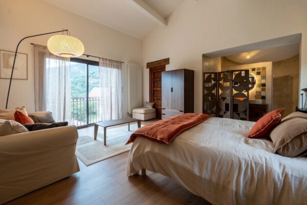 Chambre beige avec coin salon à La Perle des Albères, demeure d'exception à Argelès-sur-Mer
