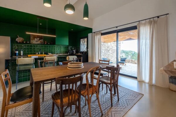 Coin repas de la cuisine verte à La Perle des Albères, demeure d'exception à Argelès-sur-Mer