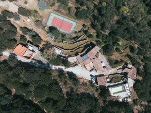Vue aérienne de La Perle des Albères, demeure d'exception à Argelès-sur-Mer, nichée dans les collines des Albères
