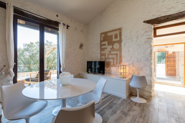 Salle à manger lumineuse avec baie vitrée à La Perle des Albères, demeure d'exception à Argelès-sur-Mer